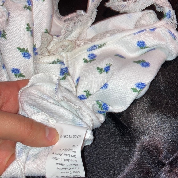 White cropped cami with little blue flowers - Picture 4 of 4